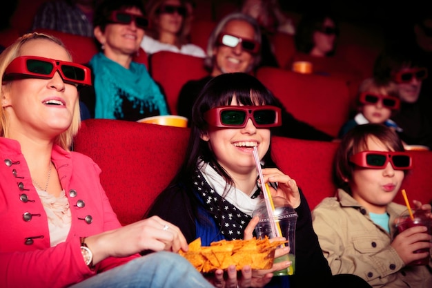 Photo people sitting in movie theater