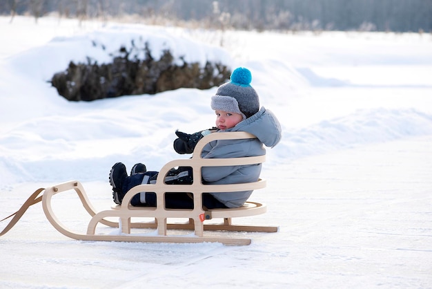 写真 雪に覆われた土地に座っている人々