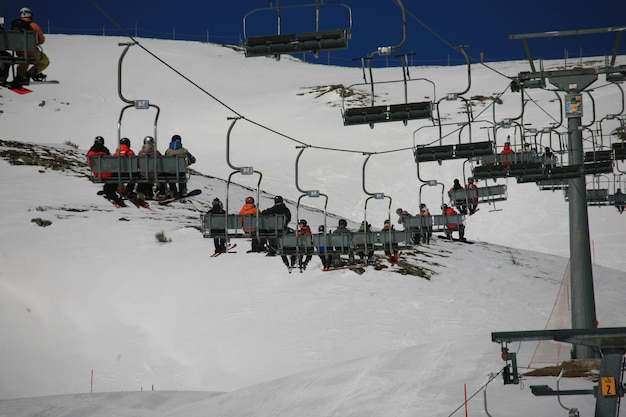 Photo people sitting on overhead cable cars during winter