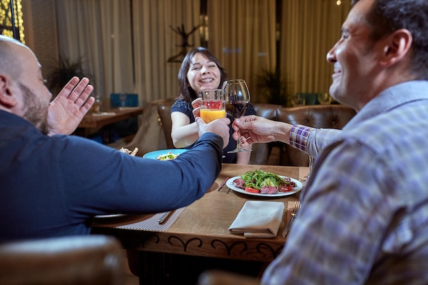 Photo people sitting in a restaurant