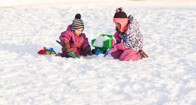 雪の中に座っている人々