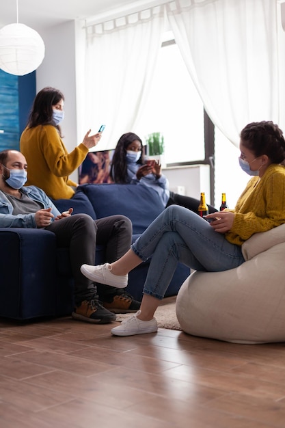 Photo people sitting on sofa at home