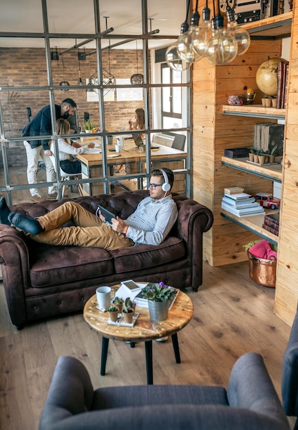 Photo people sitting on sofa