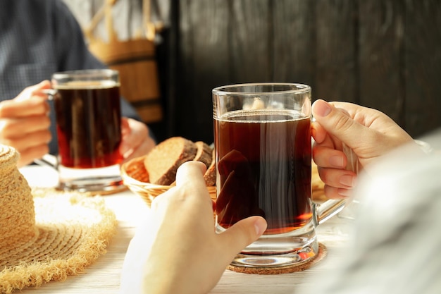 テーブルに座ってクワスを飲む人