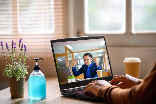 Photo people sitting on table at home