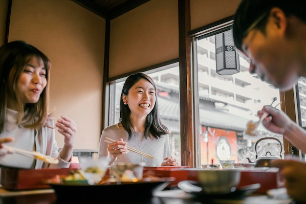 一緒にテーブルに座っている人がクローズアップ