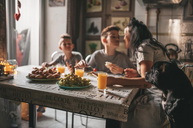 Photo people sitting on table