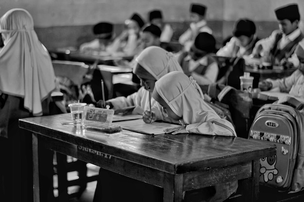 Photo people sitting on table