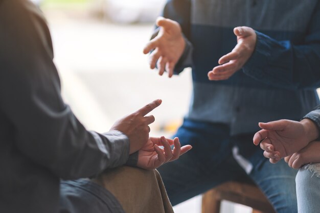 Persone sedute e che parlano insieme