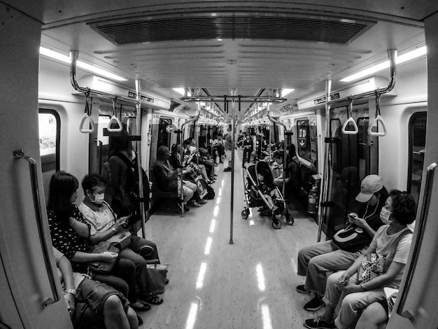 Photo people sitting in train