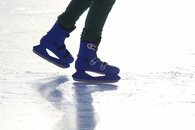 아이스링크에서 스케이트를 타는 사람들