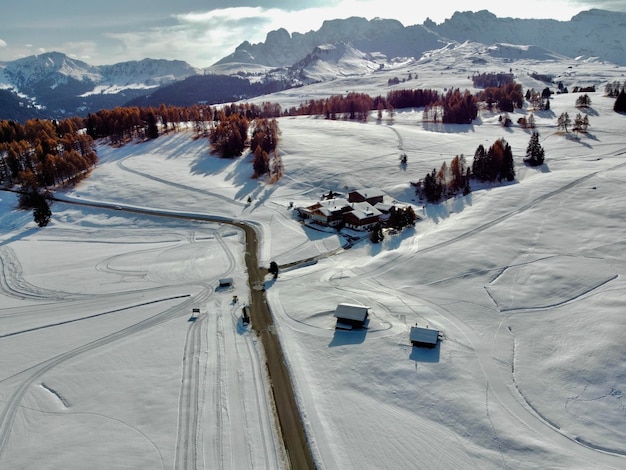 Foto persone che sciano su un paesaggio coperto di neve