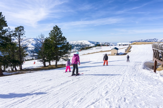 La gente che scia e che fa snowboard su un pendio alla stazione sciistica