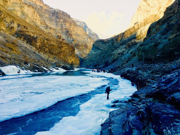 Foto gente sulla neve vicino al lago