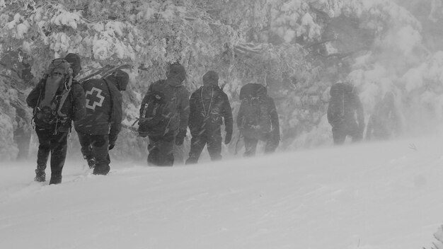 Foto gente sul campo coperto di neve