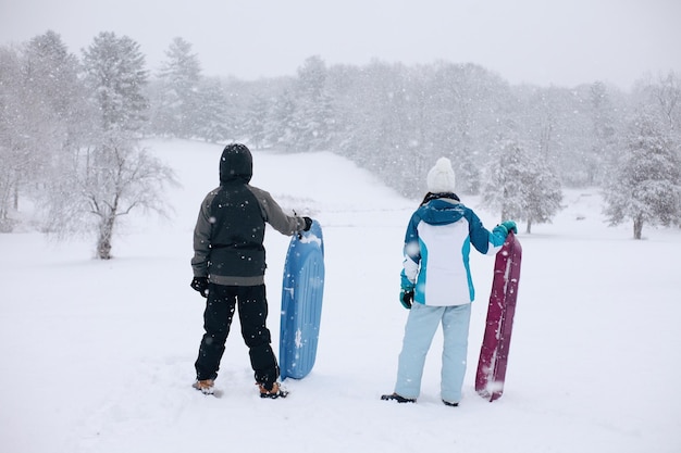 冬の雪に覆われた風景の人々