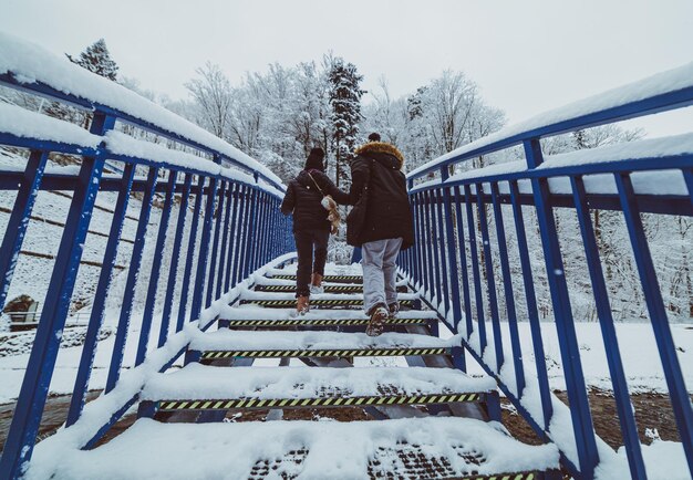 雪に覆われた橋の上の人々