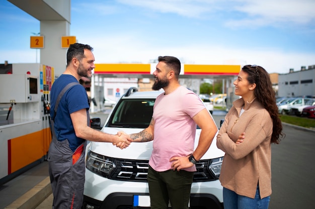 Photo people spending time at the gas station