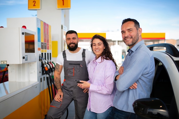 Photo people spending time at the gas station