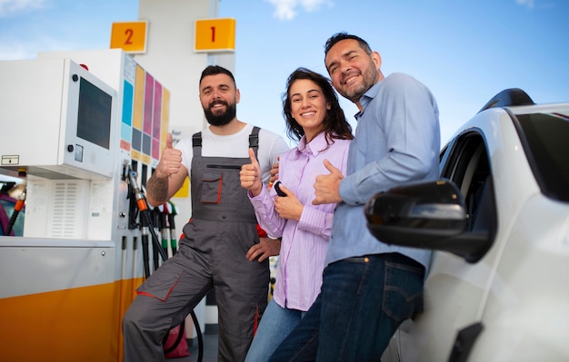ガソリンスタンドで時間を過ごす人々