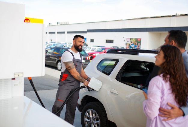 ガソリンスタンドで時間を過ごす人々