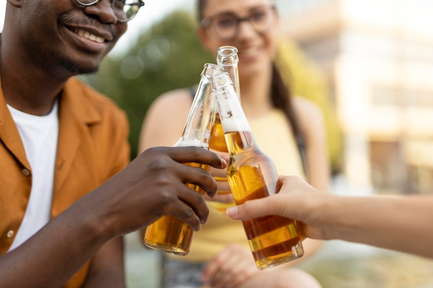 写真 夏に外で一緒に過ごす人