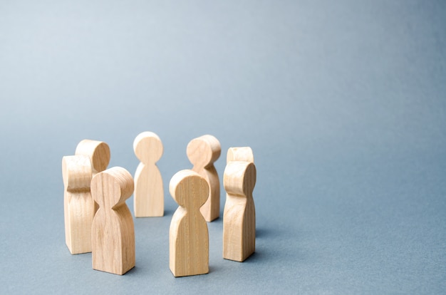 Photo people stand in a circle on a gray