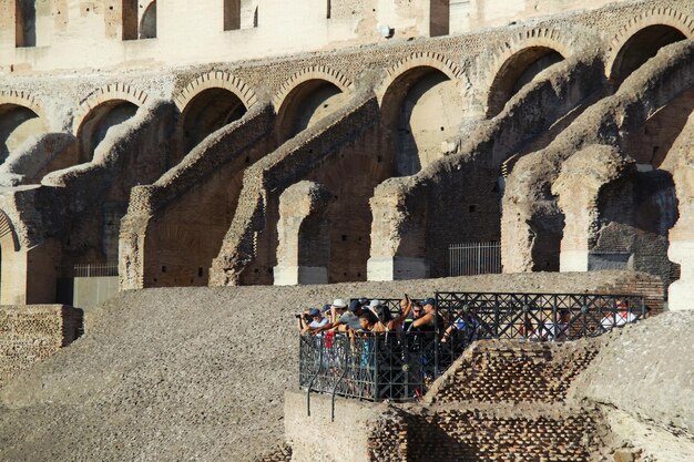 Foto persone in piedi contro l'edificio storico