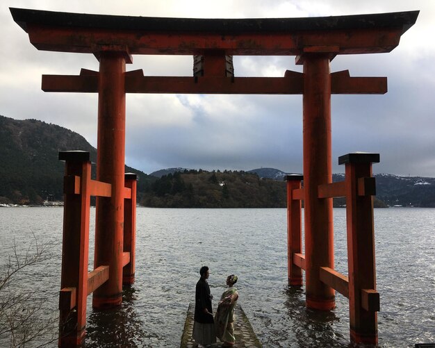 写真 空に向かって海に立っている人々