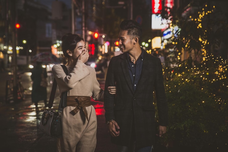 Photo 夜に照らされた通りに立っている人々