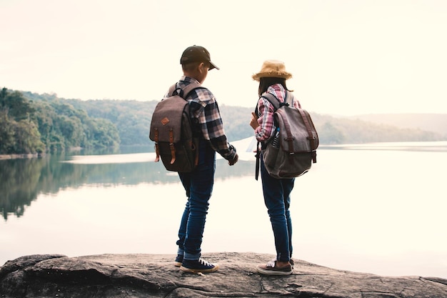 Foto persone in piedi al lago contro il cielo