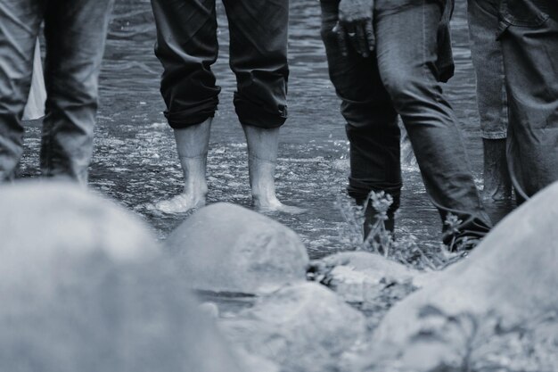 Gente in piedi nel lago