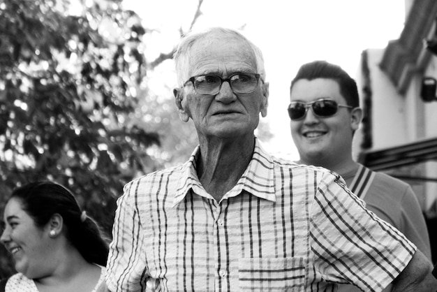 Photo people standing outdoors