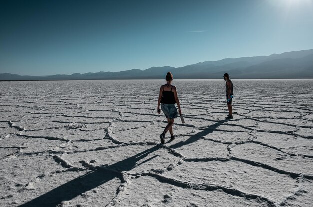 Foto gente in piedi sul salino