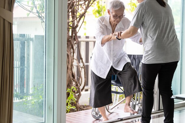 Photo people standing on table by window