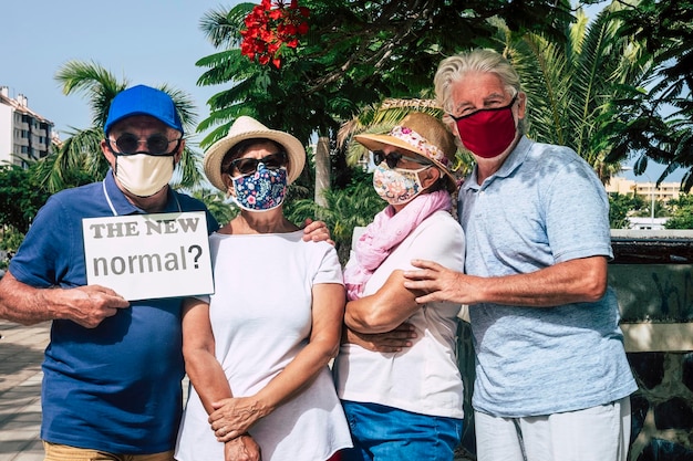 Foto persone in piedi in abiti tradizionali