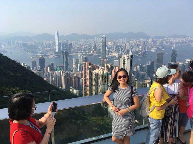 Photo people standing at victoria peak with cityscape in background