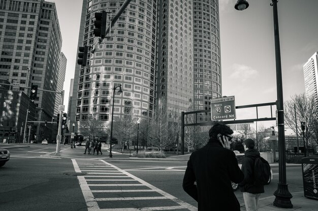 Foto gente in strada contro gli edifici in città