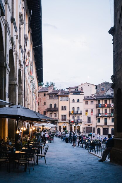 Photo people on street amidst buildings in city