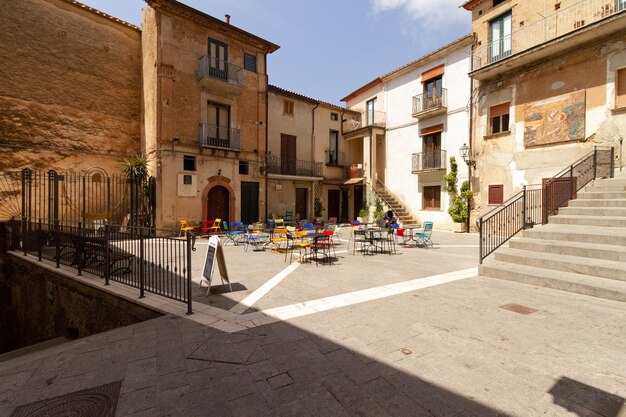 Persone per strada in mezzo agli edifici della città