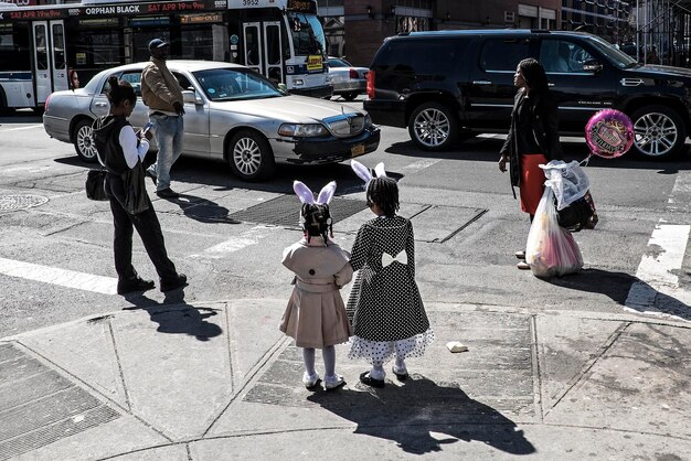 Photo people on street in city