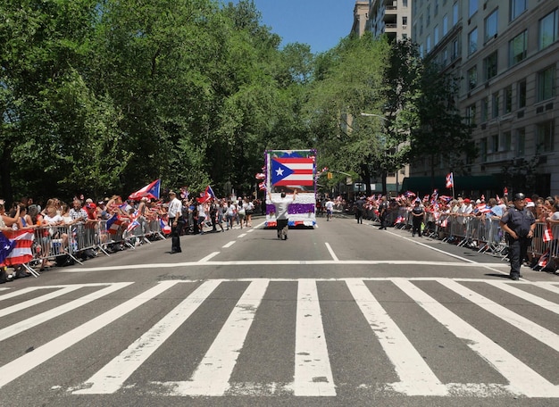 Foto gente per strada durante la parata