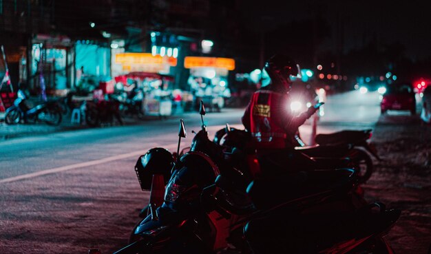 Photo people on street at night