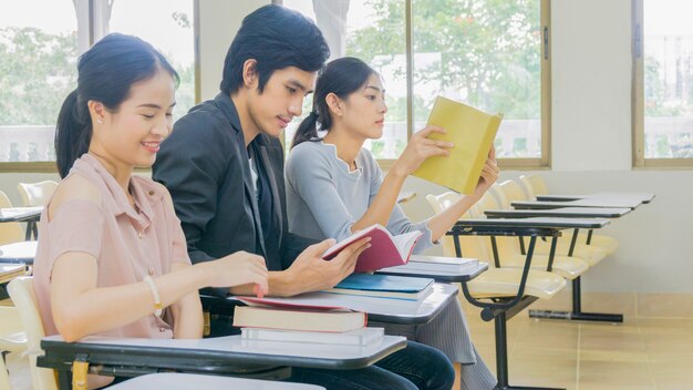 写真 人々の学生は本を読んで講義チェアに座る