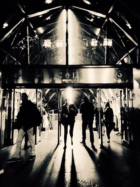 Foto persone alla stazione della metropolitana