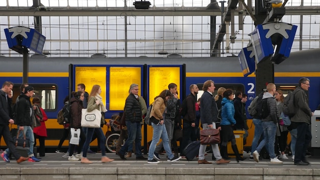 Foto persone alla stazione della metropolitana