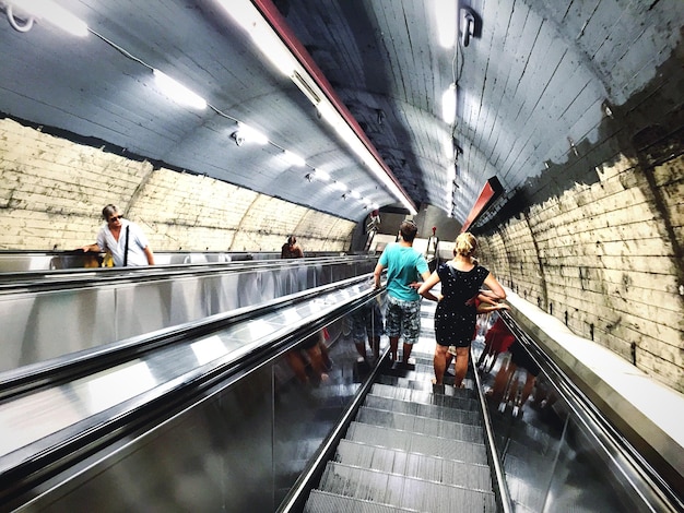 Foto persone in metropolitana