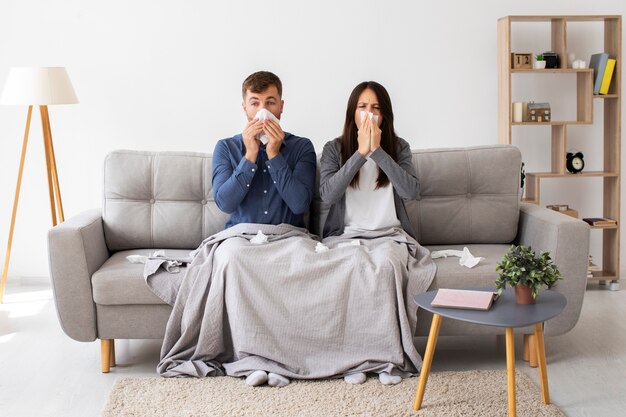 Foto persone che soffrono di allergia a tutto campo