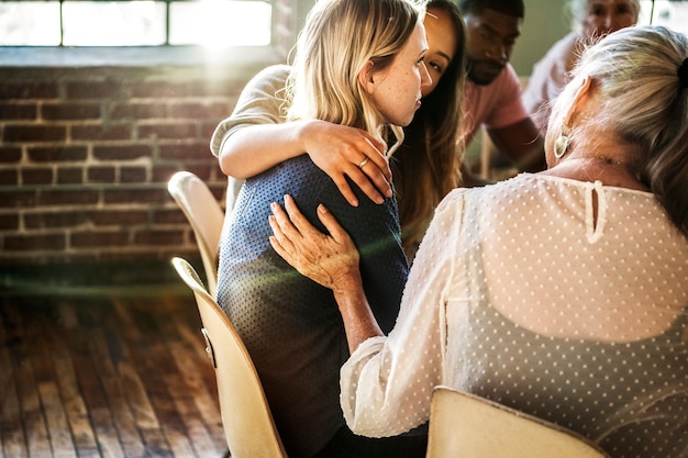 Le persone si sostengono a vicenda in una sessione di riabilitazione