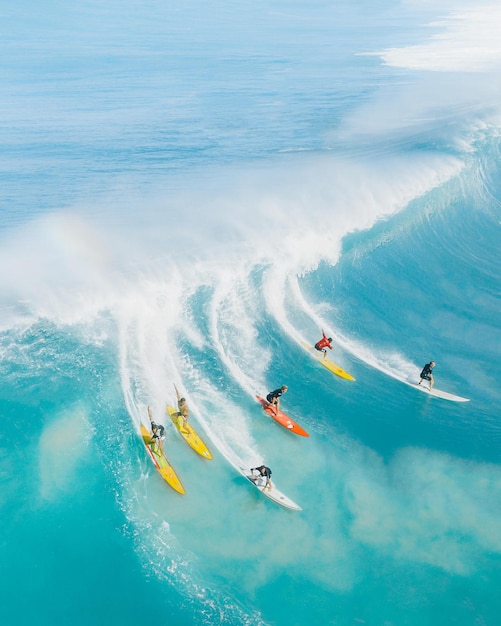 Foto persone che navigano sulle onde del mare